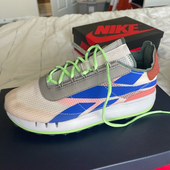 New womens Reebok sneakers!! - Picture 2 of 4